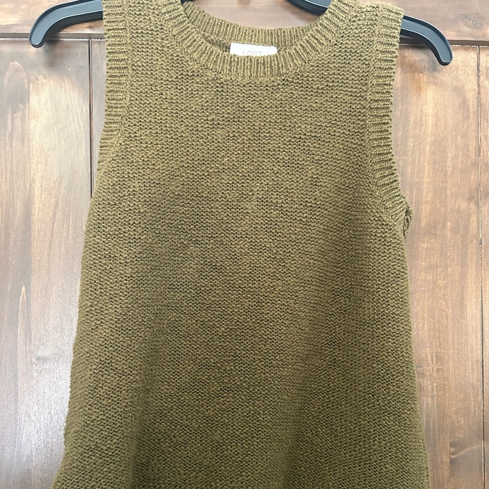 E411 Loft Olive Green Sleeveless Sweater Size MP EUC